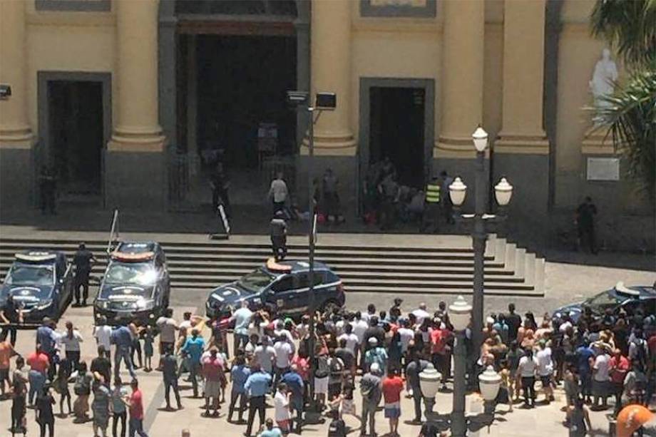 Pessoas se aglomeram na frente da Catedral de Campinas após atirador abrir fogo contra fiéis durante a missa - 11/12/2018