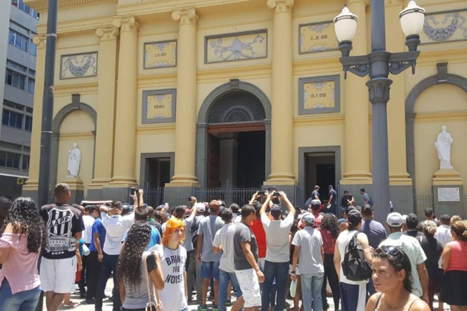 População se aglomera fora de igreja onde ocorreu um tiroteio na região central de Campinas, São Paulo - 11/12/2018