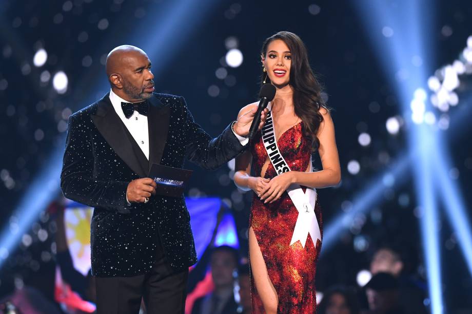 Catriona Gray das Filipinas é entrevistada pelo apresentador Steve Harvey na final do concurso Miss Universo em Bangcoc, na Tailândia - 17/12/2018