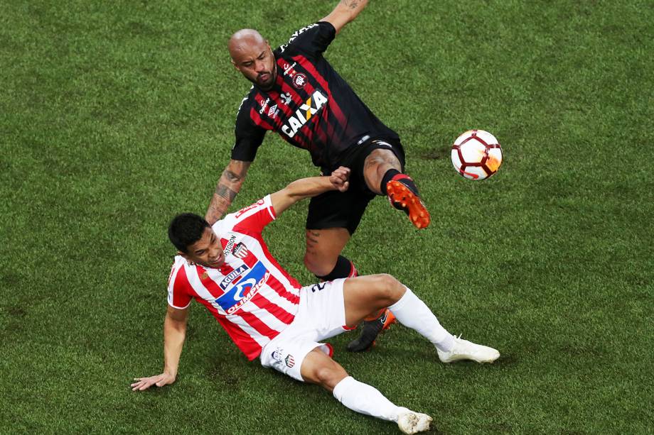 Thiago Heleno, do Atlético-PR, disputa bola com Teofilo Gutierrez, durante partida válida pela final da Copa Sul-Americana - 12/12/2018