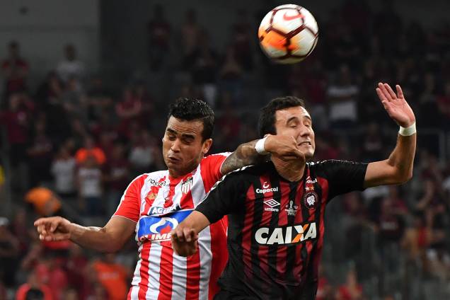 Jeferson Gomez (esq), do Junior Barranquilla, disputa lance com Pablo (dir), do Atlético-PR, válida pela final da Copa Sul-Americana, realizada na Arena da Baixada, em Curitiba (PR) - 12/12/2018 Jeferson Gomez (esq), do Junior Barranquilla, disputa lance com Pablo (dir), do Atlético-PR, válida pela final da Copa Sul-Americana, realizada na Arena da Baixada, em Curitiba (PR) - 12/12/2018