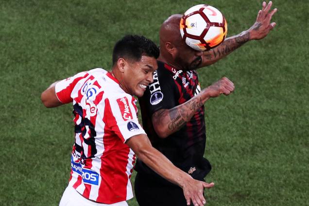 Thiago Heleno, do Atlético-PR, disputa lance com Teofilo Gutierrez, do Junior Barranquilla, em partida válida pela final da Copa Sul-Americana -12/12/2018 Thiago Heleno, do Atlético-PR, disputa lance com Teofilo Gutierrez, do Junior Barranquilla, em partida válida pela final da Copa Sul-Americana -12/12/2018