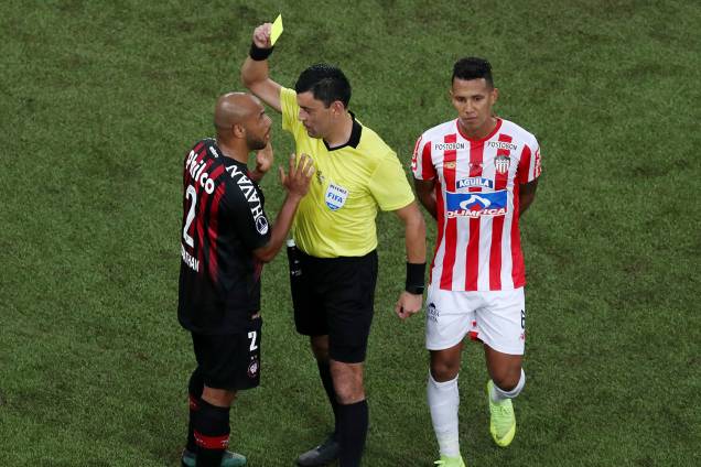 Jonathan, jogador do Atlético-PR, é advertido com cartão amarelo pelo árbitro Roberto Tobar, durante partida válida pela final da Copa Sul-Americana - 12/12/2018 Jonathan, jogador do Atlético-PR, é advertido com cartão amarelo pelo árbitro Roberto Tobar, durante partida válida pela final da Copa Sul-Americana - 12/12/2018