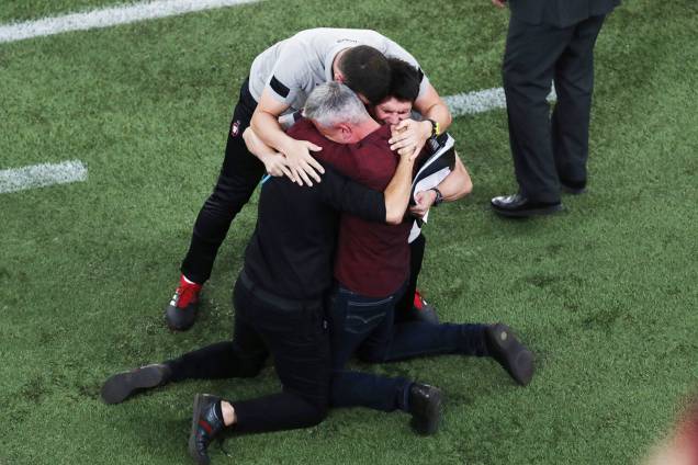 Tiago Nunes, técnico do Atlético-PR, comemora com comissão técnica o título da Copa Sul-Americana - 12/12/2018 Tiago Nunes, técnico do Atlético-PR, comemora com comissão técnica o título da Copa Sul-Americana - 12/12/2018