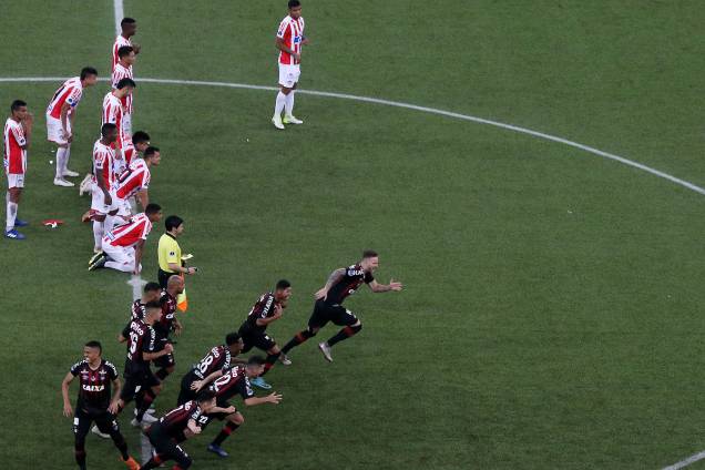 Jogadores do Atlético-PR comemoram após conquistarem o título da Copa Sul-Americana na disputa de penalidades máximas - 12/12/2018 Jogadores do Atlético-PR comemoram após conquistarem o título da Copa Sul-Americana na disputa de penalidades máximas - 12/12/2018