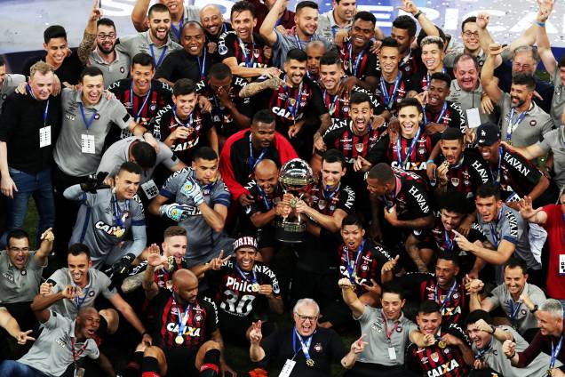 Jogadores do Atlético-PR comemoram após conquistarem o título da Copa Sul-Americana, ao derrotarem o Junior Barranquilla na cobrança de penalidades máximas - 12/12/2018 Jogadores do Atlético-PR comemoram após conquistarem o título da Copa Sul-Americana, ao derrotarem o Junior Barranquilla na cobrança de penalidades máximas - 12/12/2018