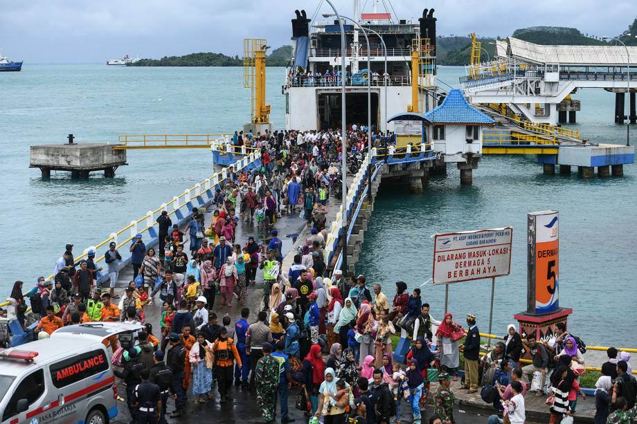 Moradores desembarcam de uma balsa depois de serem evacuados da Ilha Sebesi, em Bakauheni, província de Lampung, após o tsunami que atingiu a Indonésia - 26/12/2018