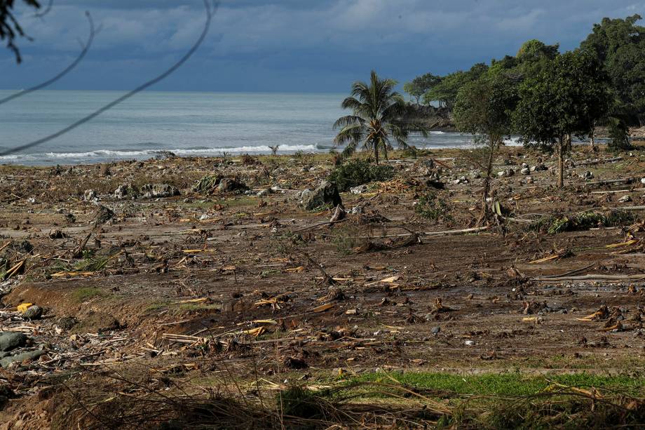 Entulho e detritos são vistos sobre uma praia em Sumur, na província de Banten, na Indonésia, após a destruição do tsunami - 26/12/2018