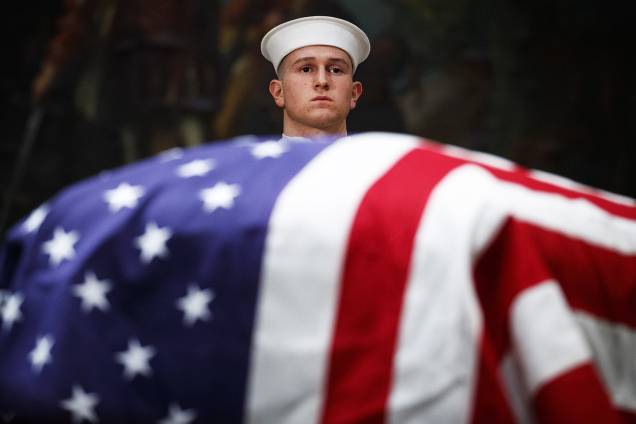 Membro da Marinha americana participa do funeral do ex-presidente George H.W.Bush, no Capitólio, em Washington - 04/12/2018 Membro da Marinha americana participa do funeral do ex-presidente George H.W.Bush, no Capitólio, em Washington - 04/12/2018