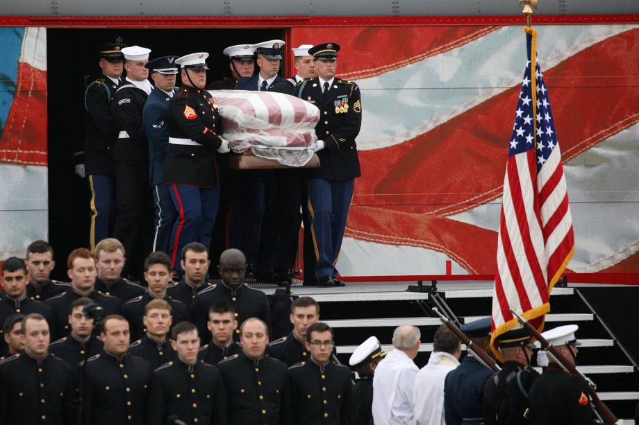 Caixão do ex-presidente americano George H.W. Bush é retirado de Trem fúnebre da Union Pacific e levado para a Universidade em College Station, Texas - 06/12/2018