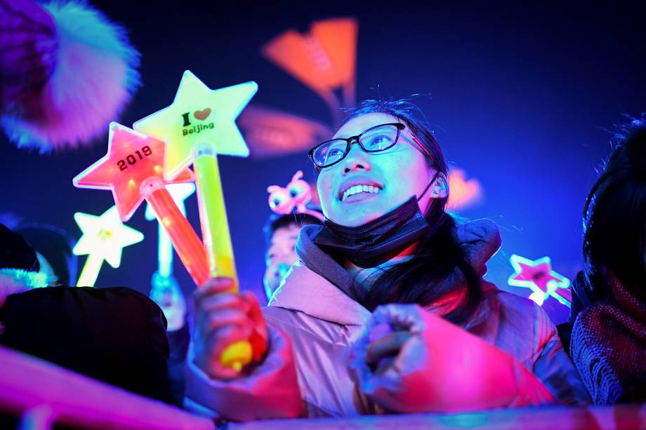 Mulher participa das celebrações do Ano Novo em frente ao Estádio Nacional de Pequim, na China - 31/12/2018