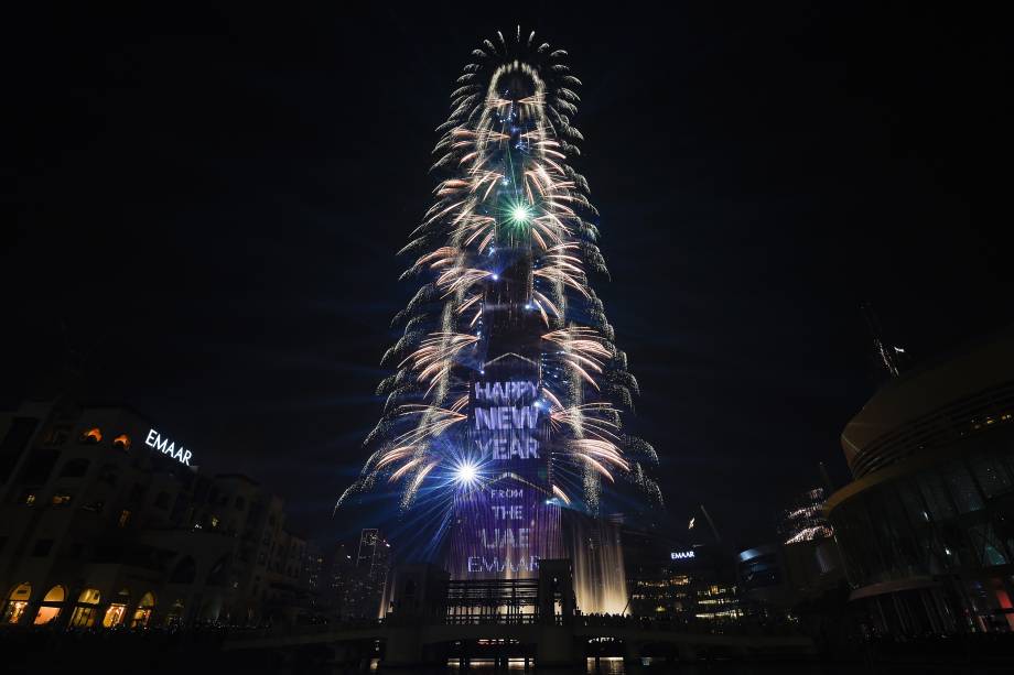 Fogos de artifício explodem no Burj Khalifa, considerado o prédio mais alto do mundo, durante as celebrações de Ano Novo em Dubai, nos Emirados Árabes - 01/01/2019