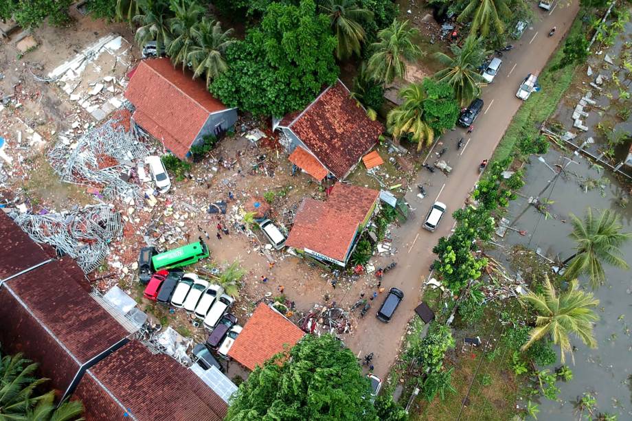 A fotografia aérea mostra a destruição do tsunami em uma das residências na praia de Carita, na Indonésia - 23/12/2018