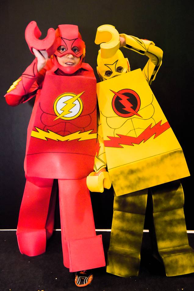 Cosplays dos personagens "Flash e Flash Reverso", durante o terceiro dia da Comic Con Experience 2018, realizada na São Paulo Expo - 08/12/2018 Cosplays dos personagens "Flash e Flash Reverso", durante o terceiro dia da Comic Con Experience 2018, realizada na São Paulo Expo - 08/12/2018