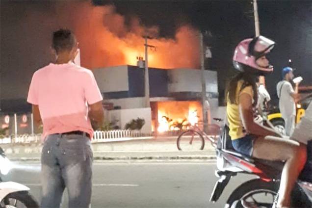 Agência da Caixa Econômica Federal foi incendiada no bairro Pajuçara em Maracanaú, na Região Metropolitana de Fortaleza Agência da Caixa Econômica Federal foi incendiada no bairro Pajuçara em Maracanaú, na Região Metropolitana de Fortaleza