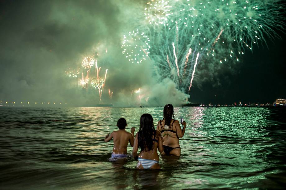 Banhistas assistem a queima de fogos na praia de Copacabana, Rio de Janeiro - 01/01/2019