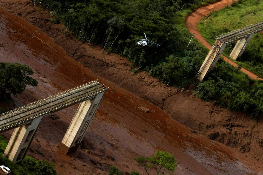 Helicóptero sobrevoa área de rompimento de barragem da mineradora Vale em Brumadinho, na Grande Belo Horizonte - 25/01/2019