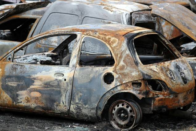 Veículos são vistos queimados em pátio de Fortaleza (CE), após violentos ataques serem reportados na região - 07/01/2019 Veículos são vistos queimados em pátio de Fortaleza (CE), após violentos ataques serem reportados na região - 07/01/2019