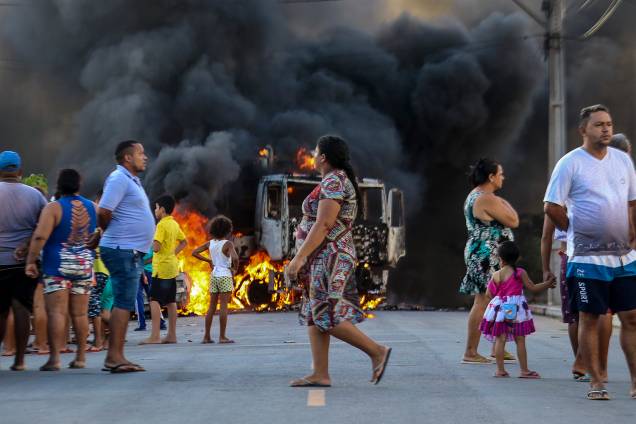 Caminhão é queimado durante ataques realizados em Fortaleza (CE) - 03/01/2019 Caminhão é queimado durante ataques realizados em Fortaleza (CE) - 03/01/2019