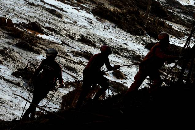 Membros de equipe de resgate procuram vítimas durante o quinto dia de buscas após o rompimento de barragem da mineradora Vale, em Brumadinho (MG) - 29/01/2019 Membros de equipe de resgate procuram vítimas durante o quinto dia de buscas após o rompimento de barragem da mineradora Vale, em Brumadinho (MG) - 29/01/2019