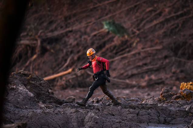 Bombeiro durante operação de resgate de vítimas após rompimento de barragem em Córrego do Feijão, nos arredores da cidade de Brumadinho (MG) - 27/01/2019 Bombeiro durante operação de resgate de vítimas após rompimento de barragem em Córrego do Feijão, nos arredores da cidade de Brumadinho (MG) - 27/01/2019