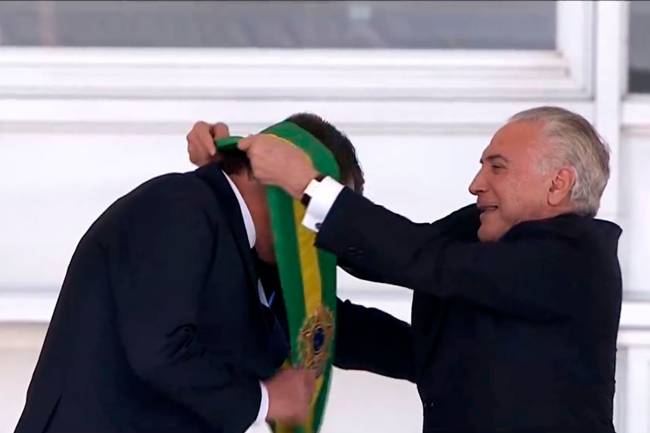 Jair Bolsonaro recebe a faixa presidencial