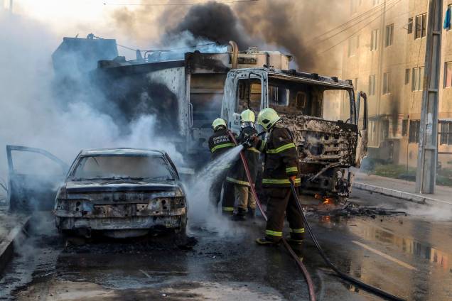 Bombeiros apagam as chamas de um caminhão e um carro incendiados durante a onda de violência que atinge o estado do Ceará, no bairro Conjunto Palmeiras, em Fortaleza - 03/01/2019 Bombeiros apagam as chamas de um caminhão e um carro incendiados durante a onda de violência que atinge o estado do Ceará, no bairro Conjunto Palmeiras, em Fortaleza - 03/01/2019