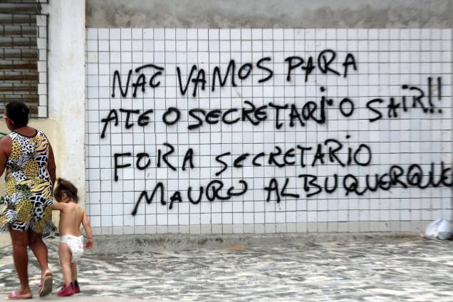 Pichação em muro pede a saída do secretário de Administração Penitenciária do Ceará, Luís Mauro Albuquerque em Fortaleza - 07/01/2019 Pichação em muro pede a saída do secretário de Administração Penitenciária do Ceará, Luís Mauro Albuquerque em Fortaleza - 07/01/2019