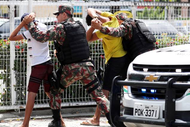 Policiais revistam suspeitos em rua de Fortaleza (CE) - 09/01/2019 Policiais revistam suspeitos em rua de Fortaleza (CE) - 09/01/2019