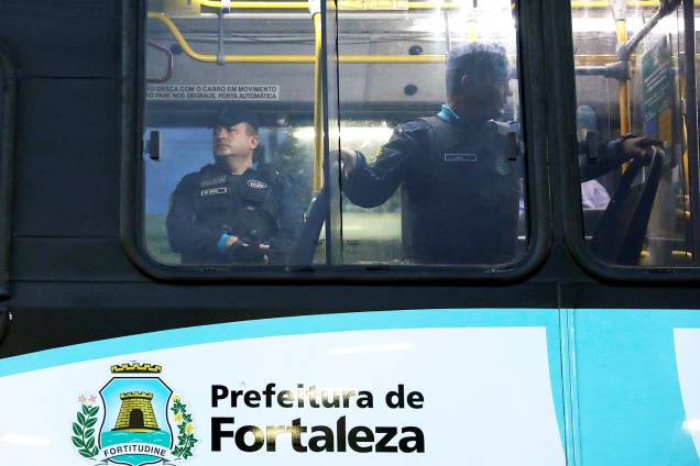 Policiais escoltam moradores dentro de ônibus na cidade de Fortaleza (CE) - 09/01/2019 Policiais escoltam moradores dentro de ônibus na cidade de Fortaleza (CE) - 09/01/2019