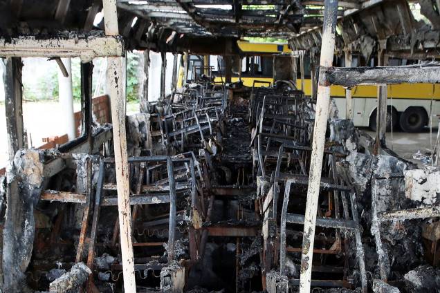 Ônibus usado por banda de forró é incendiado em garagem durante onda de violência que atinge Fortaleza (CE) - 10/01/2019 Ônibus usado por banda de forró é incendiado em garagem durante onda de violência que atinge Fortaleza (CE) - 10/01/2019