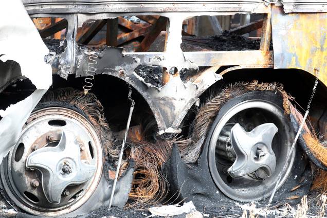Ônibus usado por banda de forró é incendiado em garagem durante onda de violência que atinge Fortaleza (CE) - 10/01/2019 Ônibus usado por banda de forró é incendiado em garagem durante onda de violência que atinge Fortaleza (CE) - 10/01/2019