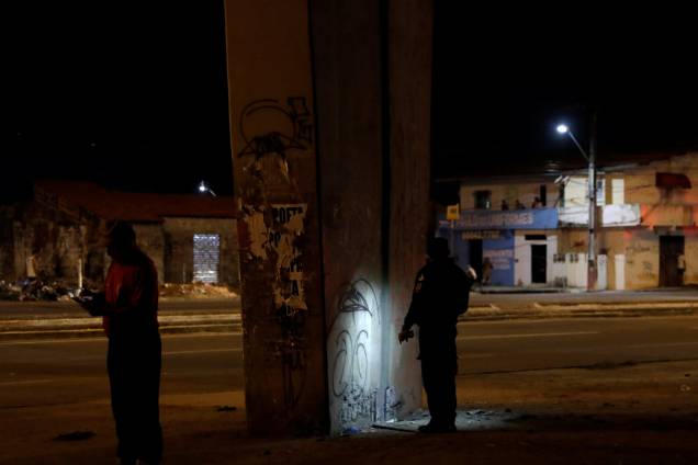 Policiais inspecionam uma das colunas do viaduto da Yipióca que foi danificada por uma bomba em Fortaleza, no Ceará - 11/01/2019 Policiais inspecionam uma das colunas do viaduto da Yipióca que foi danificada por uma bomba em Fortaleza, no Ceará - 11/01/2019