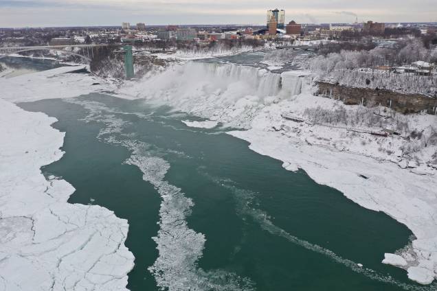 Foto tirada do lado americano mostra o gelo sobre o Rio Niágara e ao redor das quedas d'água, em Nova York - 23/01/2019 Foto tirada do lado americano mostra o gelo sobre o Rio Niágara e ao redor das quedas d'água, em Nova York - 23/01/2019