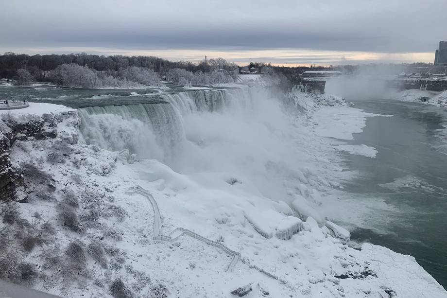 Fotografia aérea mostra o gelo ao redor das quedas d'água das Cataratas do Niágara após uma frente fria que transformou a paisagem - 23/01/2019