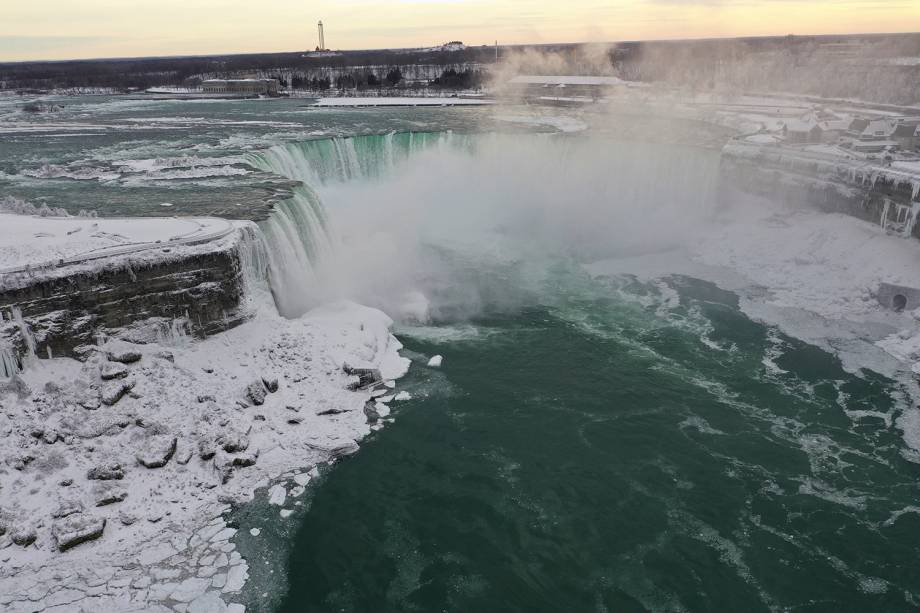 Foto aérea tirada do lado americano mostra a água fluindo ao redor do gelo, devido às temperaturas abaixo de zero nas Cataratas do Niágara, em Nova York - 23/01/2019