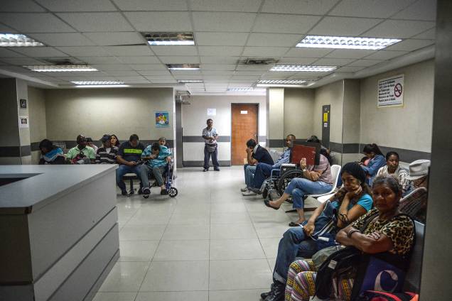 Pacientes aguardam durante horas para serem atendidos do Hospital Vargas em Caracas, Venezuela - 10/05/2018 Pacientes aguardam durante horas para serem atendidos do Hospital Vargas em Caracas, Venezuela - 10/05/2018