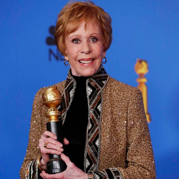 Carol Burnett posa com prêmio que leva o seu nome, durante a cerimônia do Globo de Ouro - 07/01/2019