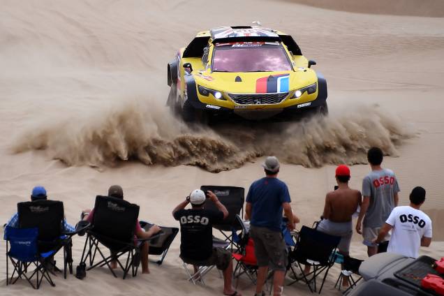 O piloto britânico Harry Hunt e o copiloto Wouter Rosegarr participam da primeira etapa do Rally Dakar 2019, entre as cidades de Lima e Pisco, no Peru - 07/01/2019 O piloto britânico Harry Hunt e o copiloto Wouter Rosegarr participam da primeira etapa do Rally Dakar 2019, entre as cidades de Lima e Pisco, no Peru - 07/01/2019