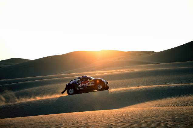 O piloto espanhol Carlos Sainz e o copiloto Lucas Cruz participam da segunda etapa do Rally Dakar 2019, entre as cidades peruanas de Pisco e San Juan de Marcona - 08/01/2019 O piloto espanhol Carlos Sainz e o copiloto Lucas Cruz participam da segunda etapa do Rally Dakar 2019, entre as cidades peruanas de Pisco e San Juan de Marcona - 08/01/2019