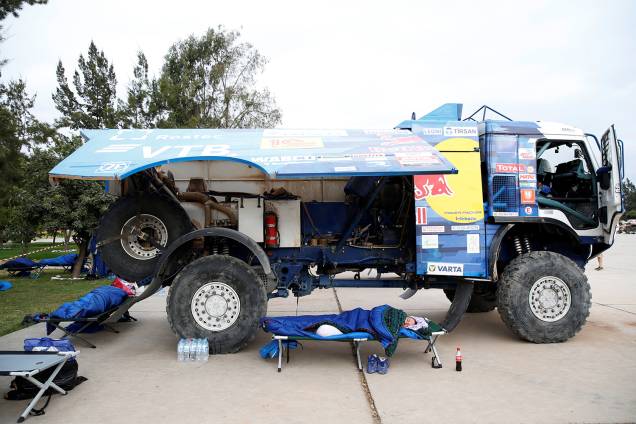 Parte da equipe Kamaz Master descansa antes do início de etapa durante o Rally Dakar 2019 - 11/01/2019 Parte da equipe Kamaz Master descansa antes do início de etapa durante o Rally Dakar 2019 - 11/01/2019