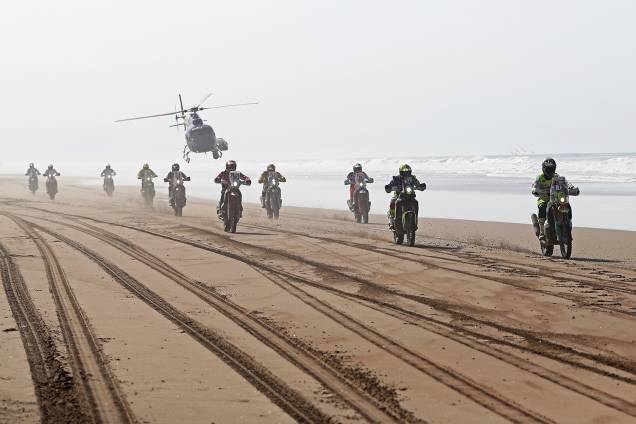 Competidores participam da quinta etapa do Rally Dakar 2019, na praia de Los Palos, entre as cidades peruanas de Moquegua e Arequipa. Ao fundo, helicóptero de TV acompanha os pilotos - 11/01/2019 Competidores participam da quinta etapa do Rally Dakar 2019, na praia de Los Palos, entre as cidades peruanas de Moquegua e Arequipa. Ao fundo, helicóptero de TV acompanha os pilotos - 11/01/2019