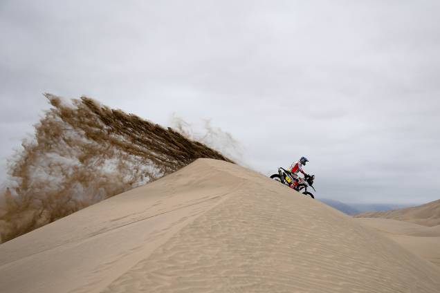 O piloto espanhol Mena Oriol participa da sexta etapa do Rally Dakar 2019, entre as cidades de Arequipa e San Juan de Marcona, no Peru - 13/01/2019 O piloto espanhol Mena Oriol participa da sexta etapa do Rally Dakar 2019, entre as cidades de Arequipa e San Juan de Marcona, no Peru - 13/01/2019