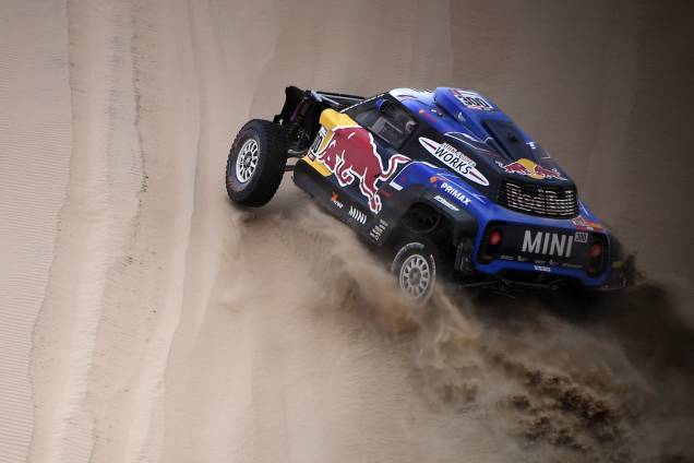O piloto espanhol Carlos Sainz e o copiloto Lucas Cruz participam da oitava etapa do Rally Dakar 2019, entre San Juan de Marcona e Pisco, no Peru - 15/01/2019 O piloto espanhol Carlos Sainz e o copiloto Lucas Cruz participam da oitava etapa do Rally Dakar 2019, entre San Juan de Marcona e Pisco, no Peru - 15/01/2019