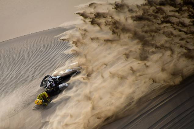 O piloto Jan Brabec, da República Checa, sofre queda durante a nona etapa do Rally Dakar 2019, nos arredores da cidade peruana de Pisco - 16/01/2019 O piloto Jan Brabec, da República Checa, sofre queda durante a nona etapa do Rally Dakar 2019, nos arredores da cidade peruana de Pisco - 16/01/2019