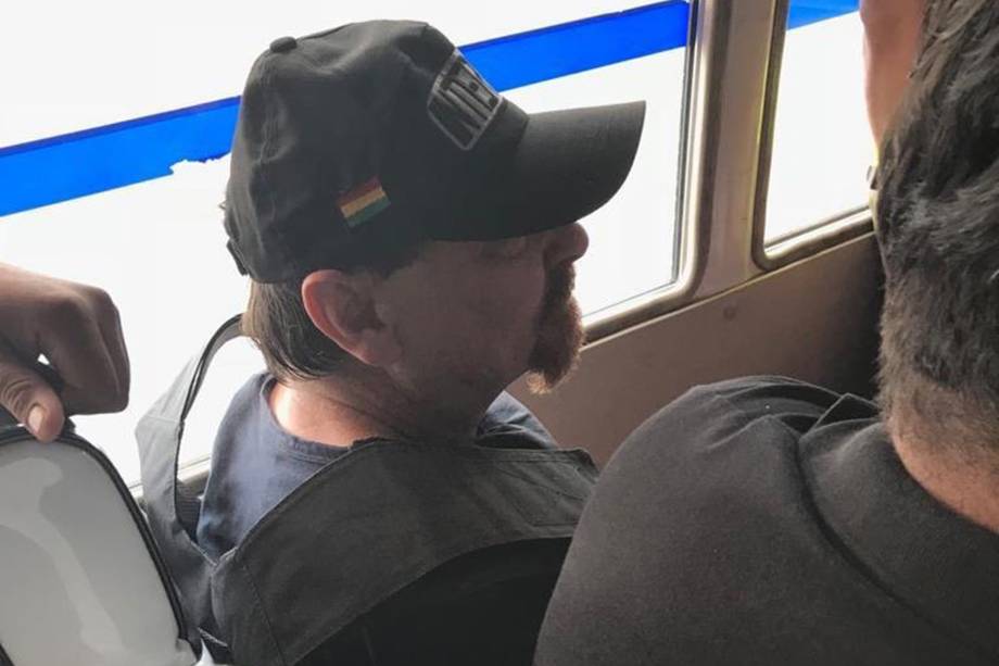 Cesare Battisti é fotografado em um ônibus antes de embarcar em um avião fretado pelo governo italiano, em Santa Cruz de la Sierra, na Bolívia - 13/01/2019