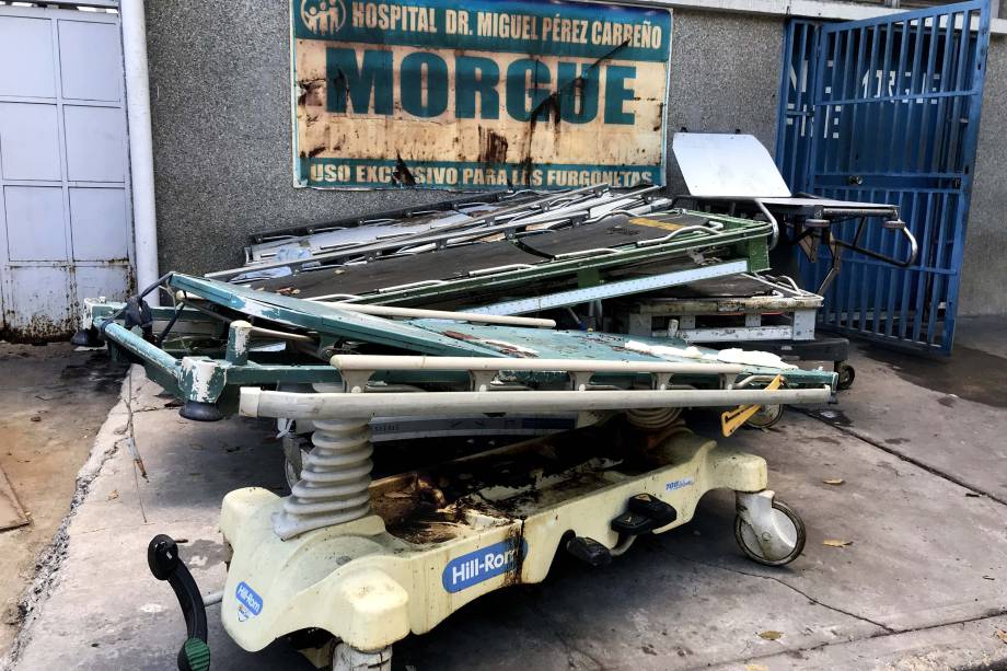 Macas ficam do lado de fora do necrotério do Hospital Dr. Miguel Pérez Carreno em Caracas, Venezuela - 31/12/2018