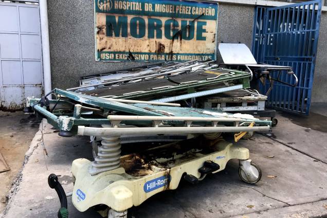 Macas ficam do lado de fora do necrotério do Hospital Dr. Miguel Pérez Carreno em Caracas, Venezuela - 31/12/2018 Macas ficam do lado de fora do necrotério do Hospital Dr. Miguel Pérez Carreno em Caracas, Venezuela - 31/12/2018