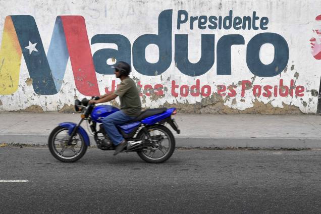 Motociclista passa em frente a um muro com o nome do presidente venezuelano Nicolás Maduro em Caracas, na Venezuela - 03/01/2019 Motociclista passa em frente a um muro com o nome do presidente venezuelano Nicolás Maduro em Caracas, na Venezuela - 03/01/2019