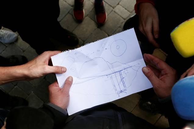 Angel Garcia, líder dos engenheiros civis de Málaga,mostra área onde o menino Julen caiu em um poço, na região de Málaga - 17/01/2019 Angel Garcia, líder dos engenheiros civis de Málaga,mostra área onde o menino Julen caiu em um poço, na região de Málaga - 17/01/2019